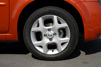 ホイールデザインも、“カドを丸めたシカク”がモチーフ。リアコンビネーションランプや、インテリアのシボなど、随所に盛り込まれた。