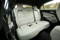 2：1分割可倒式のリアシート。上級モデルにはトランクスルー機能が備わる。