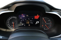 中央に8インチの液晶ディスプレイを据える計器盤。走行モードにより画面の表示が変化する。（写真をクリックすると表示バリエーションが見られます）