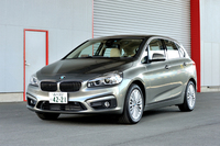 スリーサイズは全長4350×全幅1800×全高1550mm。日本仕様の全高はタワーパーキングに収まるサイズに抑えられている。