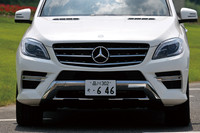 テスト車は、セットオプション「AMGスポーツパッケージ」を装備。エクステリアは、一段とスタイリッシュなフロントスポイラーやサイド＆リアスカート、19インチAMG5スポークアルミホイールなどでドレスアップされる。