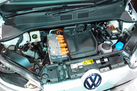 「e-up!」のエンジンルーム。中央のバルクヘッド寄りに普通充電ポートがある。