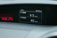 ダッシュボード中央にMID（マルチインフォメーションディスプレイ）を搭載。外気温や燃費情報などがわかる。ちなみに10・15モード燃費は、10.0km/リッター。