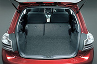 ラゲッジスペースは通常時で281リッター。後席は6：4分割可倒式で、オーリスで採用した「ワンモーションチルトダウン格納リアシート」となる。シートバックを倒せば奥行き1540mmのスペースが出現する。