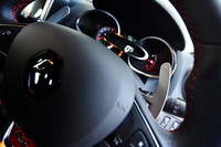 ステアリングコラムに装備されたシフトパドル。6段デュアルクラッチATのシフトスピードは、「レース」モードでは150ミリ秒から120ミリ秒に、「スポーツ」モードでは170ミリ秒から150ミリ秒に短縮されている。