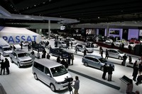 車両が同じ方向に向けられたフォルクスワーゲンのブース。色遣いがシンプルで、清潔感にあふれている。
