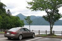 目的地である中禅寺湖畔の歌ヶ浜駐車場。サービスエリア「パサール羽生」での休憩を除くと、移動時間はおよそ2時間でした。