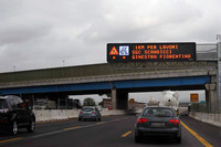 黄色い線の工事区間でも、速度を落とすクルマは少ない。