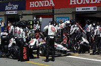 （写真上）クラッシュにより前戦モナコGPを欠場したBARホンダのジェンソン・バトンは、モントリオールに元気な姿をあらわした。レースでは、17番グリッドと後方からスタートし、一時はポイント圏内を走行したが、トランスミッションにトラブルが発生し、52周目に緊急ピットイン。そのままリタイアした。（写真下）偉大なる名ドライバー、父ジル・ヴィルヌーヴの名を冠したサーキットでいいところがまるでないジャック・ヴィルヌーヴ。14番グリッドから9位までアップ。しかし早々にブレーキに問題が起き、14周を終えてピットイン。コースへ復帰したものの改善は見られず、リタイアした。