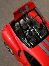 レキサン製リアウィンドウ越しにV8を見る。ECUのマップがF430と異なる他、ドライサンプ用オイルポンプも高圧の新タイプが採用されている。3000rpmで最大トルクの80%が得られる柔軟性も両立。