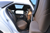 “ウオッチストラップ”のモチーフは後席にも反映される。もちろん居住性も上々。「個性」の名の下に実用性を犠牲にしないのは、シトロエンの良き伝統。