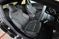 「RS 5」のロゴがあしらわれたシートは電動4ウェイランバーサポート付き。