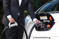 ケーブルの支点を高くすることで操作性を改善し、本体にひっかけるハンガーにもなるケーブルグリップ（写真左側）を付けることで、手を汚さずに充電ができるよう工夫された。