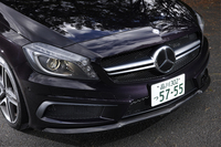 ほかのAMGモデルと同じく、外観における標準車からの変更は控えめ。写真のカーボンリップスポイラーなどは「AMGカーボンパッケージ」に含まれるオプション装備だ。
    