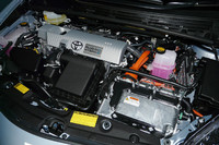 「プリウスPHV」のエンジンルーム。カバーに「プラグインハイブリッド」とあれど、ハイブリッドシステムそのものはベースモデルと変わらない。