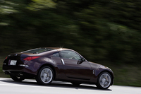 【テスト車のオプション】カーウィングスナビゲーションシステム（DVD方式）＝26万7750円／ETCユニット＝4万2000円／SRSカーテンエアバッグシステム＋運転席・助手席SRSサイドエアバッグシステム＝7万3500円／特別塗装色（プレミアムミスティックマルーン）＝13万6500円） 