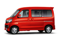 新色の「トニコオレンジメタリック」が採用された「ダイハツ・アトレーワゴン」。