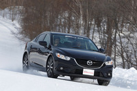 「オブザーブ ガリットGIZ」を装着した「アテンザ」で圧雪路を行く。凍結が露出した路面でもよく粘り、挙動は安定している。