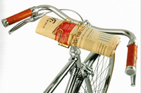 チーニョ・ヴェローチェの自転車に装着された“新聞ホルダー”。往年のアクセサリーのリバイバルである。