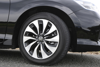 足元は225/50R17 94Vの低燃費タイヤ（テスト車は「ダンロップ・エナセーブ050」を装着）と17インチアルミホイールの組み合わせ。ブレーキにはドライバーのペダル操作に応じて、回生ブレーキと油圧ブレーキを協調制御するブレーキ・バイ・ワイヤ技術を採用している。