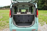 左右リアシートをダイブダウンさせると、27インチの自転車が収まるスペースが確保できるという。（画像をクリックすると、シートの倒れる様子が見られます）
    