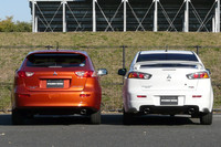 セダン（写真右）とのツーショット。