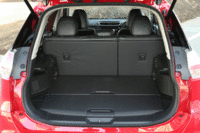 2列シート仕様のラゲッジルーム。広さは550リッターで、2分割式のフロアボードにより、さまざまなかたちに仕切ることができる。（写真をクリックすると、ラゲッジボードによる仕切りの例と、シートの倒れる様子が見られます）
    