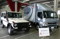 「メルセデス・ベンツGクラス」（写真左）と「三菱ふそう・キャンター」（写真右）。