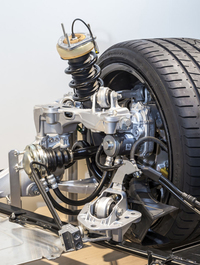 リアアクスルのメカニズムを説明するための展示。「911カレラS」には、車線変更時の安定性や市街地での取り回し性を向上させる、リアアクスルステアがオプション設定される。