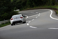 伊豆のワインディングロードを行く「スバルBRZ」。