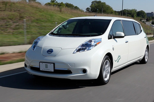 ホテルの送迎用として登場した「日産リーフ」のリムジン仕様。