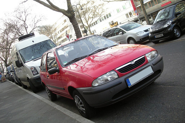 【写真1】デュッセルドルフの日本街にたたずむ「マツダ121」。