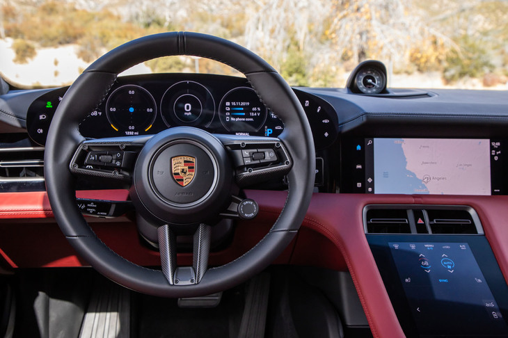 液晶メーターパネルの両端にはタッチ操作が可能な領域が設けられており、灯火類やトラクションコントロールなどを制御できる。