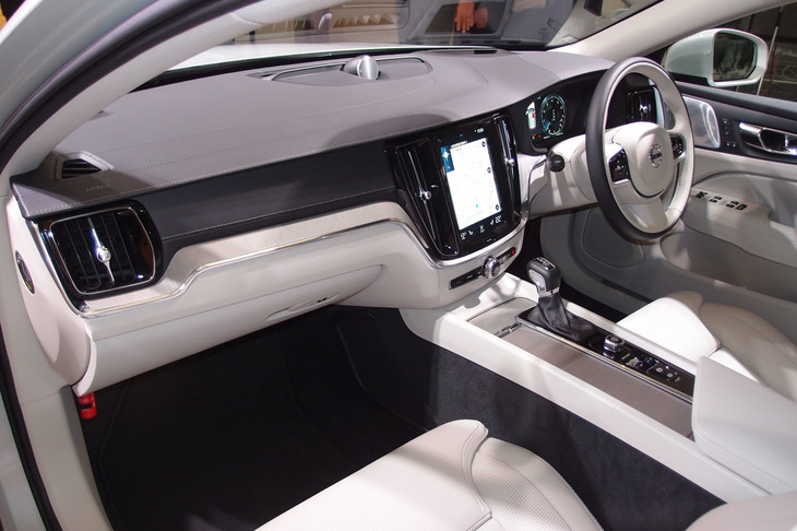 “ドライバーオリエンテッド”と形容されるインテリア。センターのモニターは、ドライバー側に傾けてレイアウトされている。