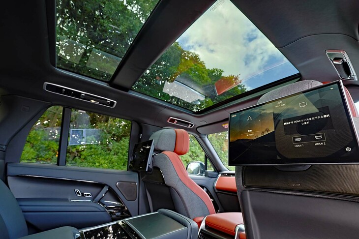 「SV」に標準で採用されるスライディングパノラミックルーフ。試乗車には有償オプションのリアエンターテインメントシステムも装備されていた。