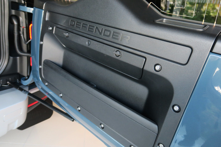 ランドローバー・ディフェンダー110 SE エクスプローラーパック装着車（テールゲート収納）