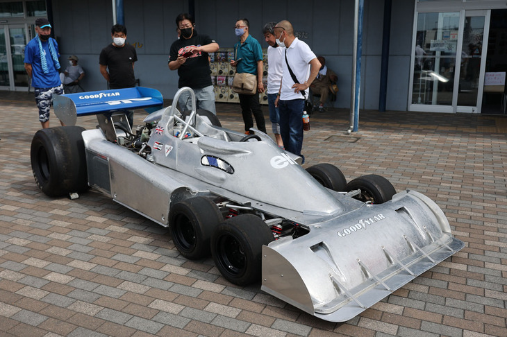 デビューした1976年バージョンのカウルをまとっている。未塗装なのは、アルミたたき出しであることをアピールするためとのこと。ちなみにこのレプリカの存在については、ティレル創設者のケン・ティレル氏の次男で、ティレルの版権を管理しているボブ・ティレル氏から「趣味の範囲で楽しむ限り許可する」という公認をもらえたそうだ。