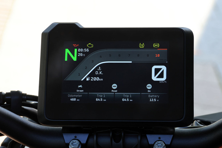 視認性良好な、高精細のフルカラー5インチTFTディスプレイ。USB Type-Cコネクターも装備しており、携帯端末の接続も可能だ。