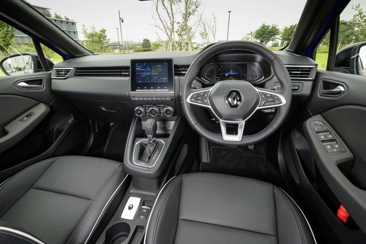 ボディーカラーが「ブルーアイロンメタリック」「ノワールエトワールメタリック」の場合はブラックのダッシュボードが組み合わされる。その他の場合はライトグレーのダッシュボードとなる。