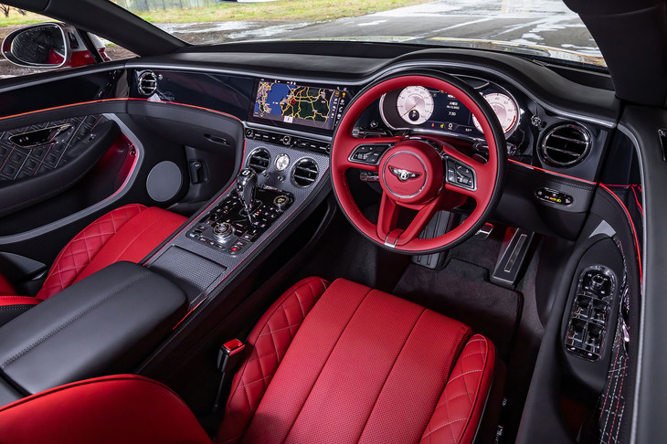 レッド系の「ホットスパー」にブラックのウォールナットパネルを組み合わされたインテリア。センターコンソールにはダイヤモンドを表現したという「ダイヤモンド・ミルド・テクニカルフィニッシュ」のアルミパネルが採用される。