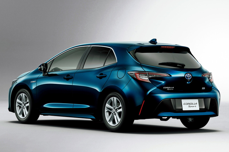 「トヨタ・カローラ スポーツ」のリアビュー。リアバンパーまわりの出っ張り具合に注目。