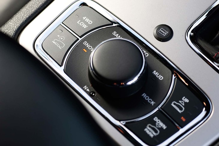 「グランドチェロキー トレイルホーク」では、路面にマッチした走行モードが選択できる。セレクターの隣には、車高の調節スイッチも。