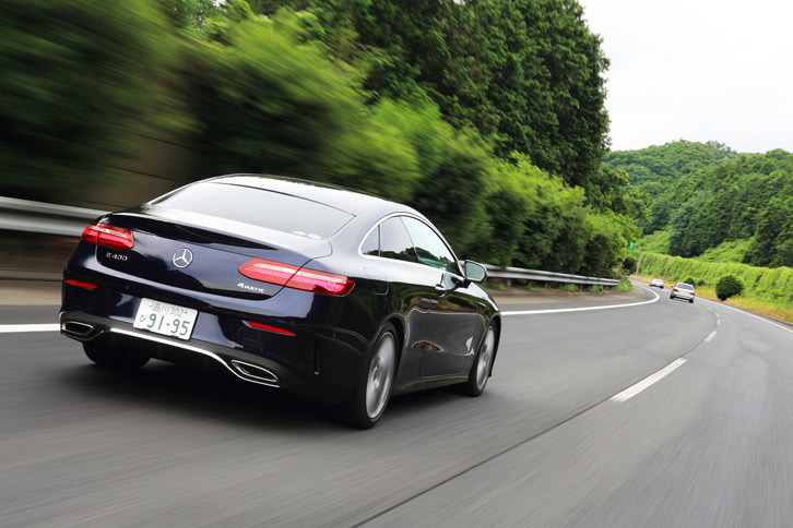 よく似たフロントマスクを持つ「Cクラス」「Eクラス」「Sクラス」のクーペ。リアまわりでも、横長のテールランプはこれらのモデルに共通するアイコンとなっている。