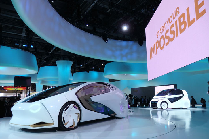メインステージで披露された「トヨタConcept-愛i」シリーズ。左がシリーズを代表する四輪モデル。