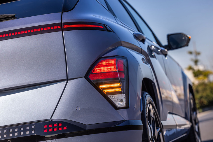 フェンダーに組み込まれたリアコンビランプが個性と先進性を表現。デザインを統括したヒョンデのサイモン・ロースビー氏は、「コナ」のデザインについて「ダイバーシティーが特徴」と語っていた。