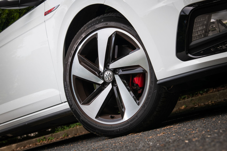 「ポロGTI」専用デザインの5スポークアルミホイール。スポークの間には、赤く塗られたブレーキキャリパーが見える。