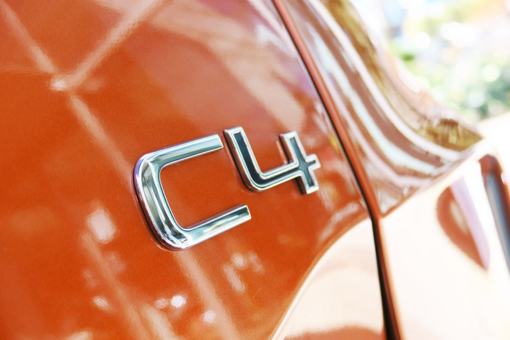 シトロエンC4シャイン（「C4」バッジ）