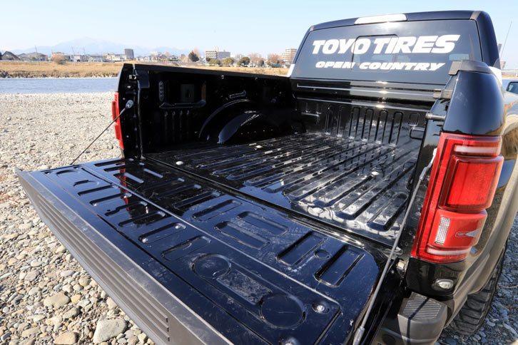 さまざまなサイズのベッド（荷台）が用意される「F-150」シリーズだが、「ラプター」で選べるのは、荷室長67.1インチ（約1.7m）の“5.5フィート”のみである。