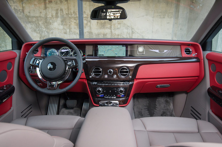 本革や、“木目調”ではない本物のウッドなど、上質な素材がふんだんに用いられたインテリア。超高級車のご多分にもれず、各部の素材や色などの仕様は細かにオーダーメイド可能。自分好みの1台に仕上げることができる。