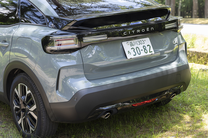リアはダブルシェブロンがなくなり、代わりに左右のリアコンビランプ間に「CITROËN」バッジが貼られている。